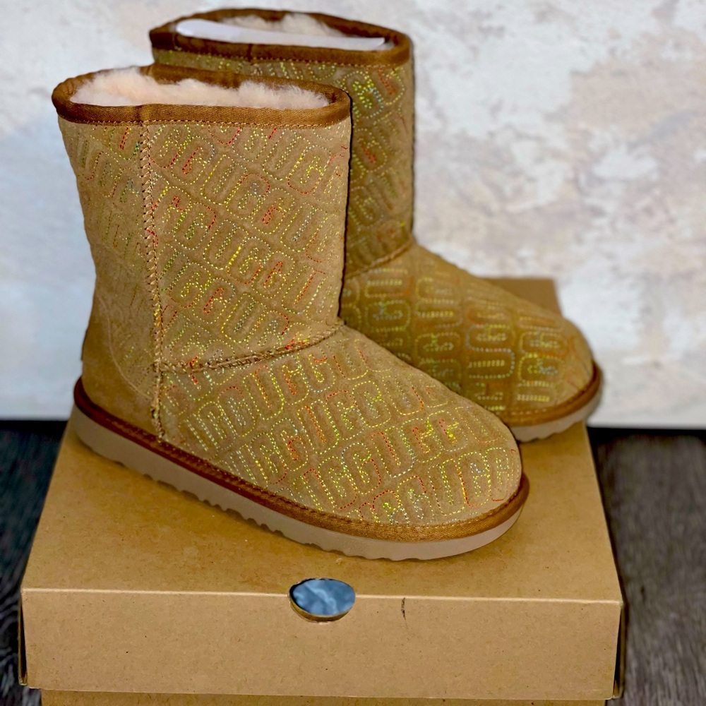 Kids UGG // Classic II Graphic Stitch Short Boot